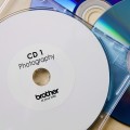 Banda etichete CD/DVD Brother DK-11207, diam. 58 mm, negru / alb, 100 et.